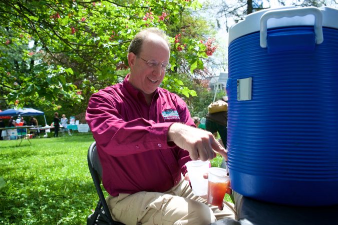 During Mt Airy Day West Mt Airy resident Ken Weinstein pours free ice tea he offers to promote one of his neighborhood businesses. (Bastiaan Slabbers for WHYY)