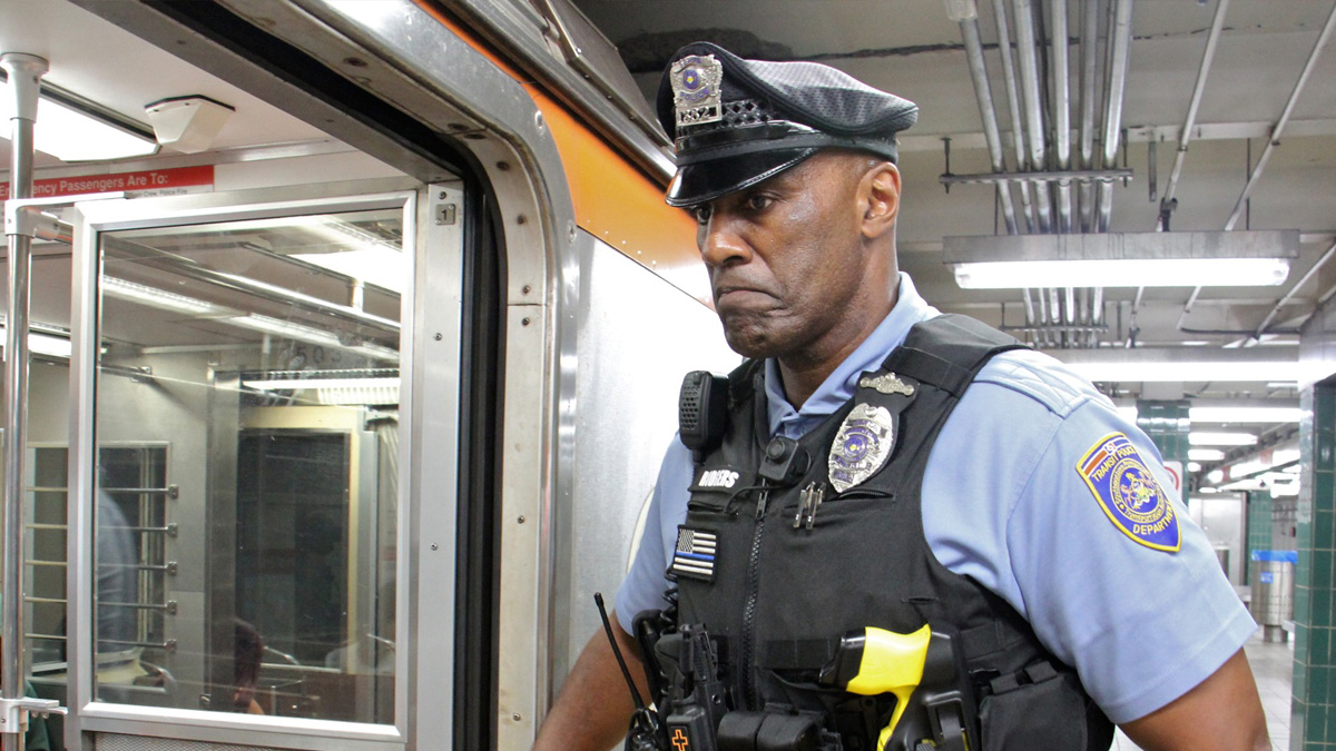 SEPTA transit officer Loyd Rodgers checks a subway car. (Emma Lee/WHYY)