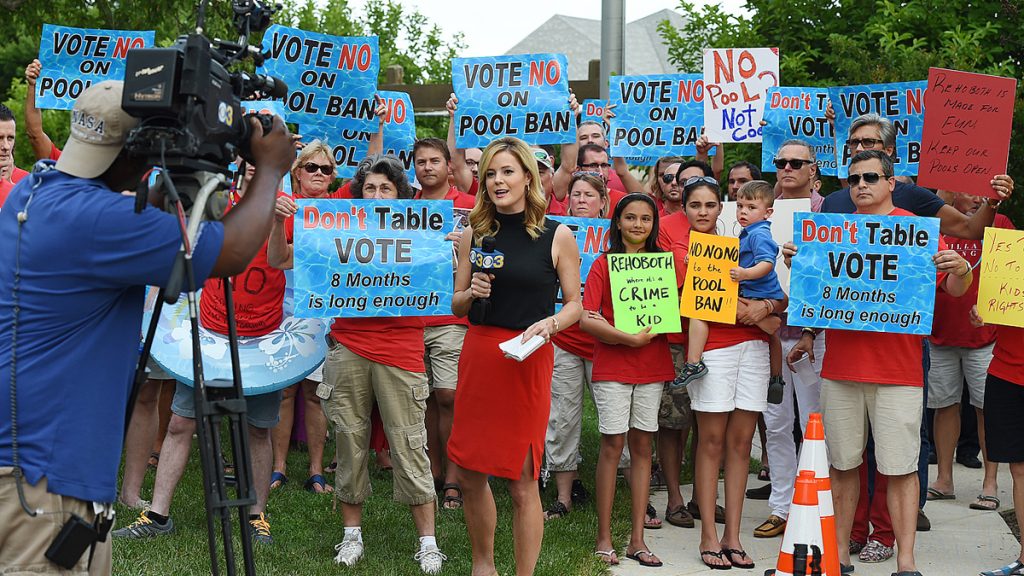 rehoboth.pool.vote Rehoboth Beach City Commissioners voted no to a proposed pool ordinance allowing for renters not to be able to use the facility when they rent the home. Protester's turned out wearing red shirts and carrying signs at City Hall in Rehoboth Beach to oppose the pending pool ordinance vote by the Rehoboth Beach City Commissioners on Friday June 19th.
Special to NewsWorks / CHUCK SNYDER