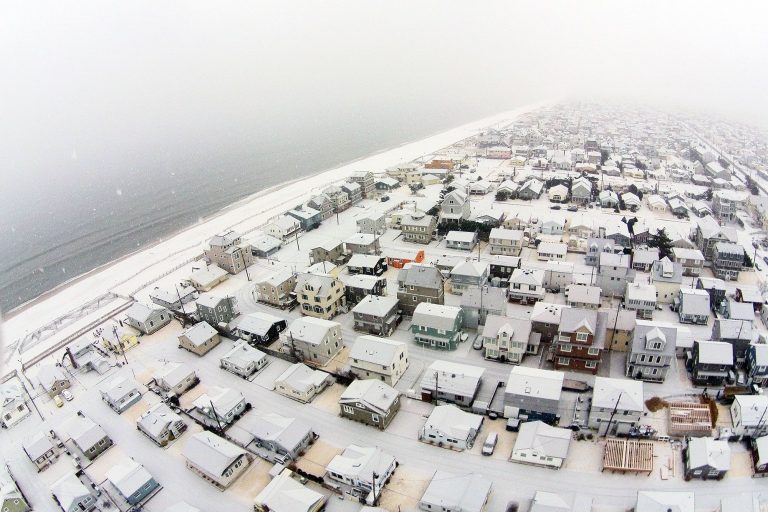 The first snowfall of 2015 in Ocean Beach 2 on January 6. (Photo: JSHN contributor Shane Skwarek‎) 