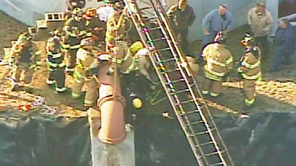 20140117-man-in-pipe-1200 Crews working to get a man out of this water pipe. (Image via NBC New York)