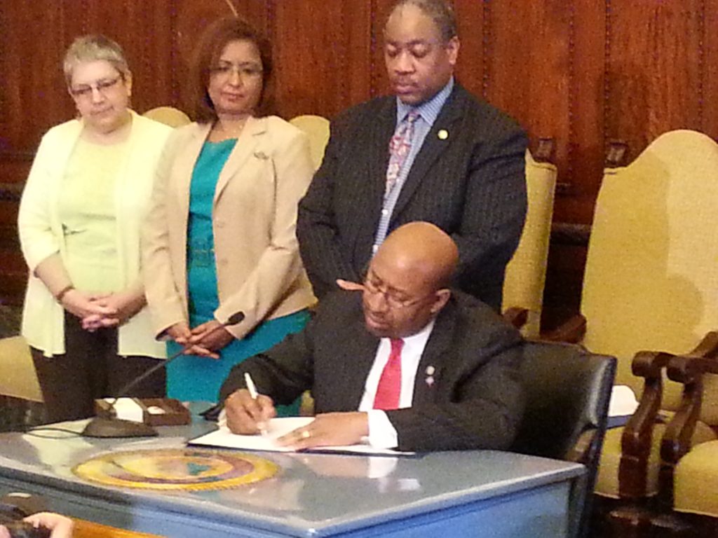 20140506_144910 Mayor Micahel Nutter signs executive order