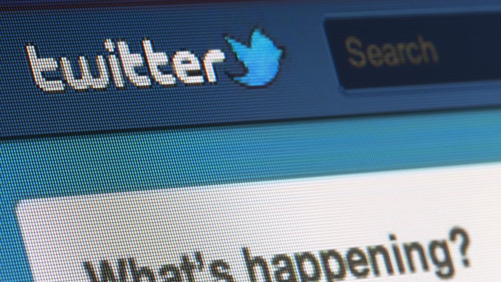 20150326-twitter-me-now-1200 (Shutterstock)