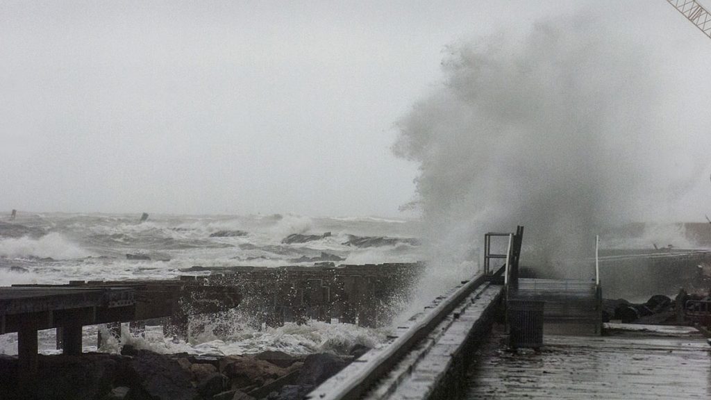 #OctNorEaster Waves pound the south inlet section of Atlantic City during North East storm Saturday October 03, 2015. (Anthony Smedile/for NewsWorks)