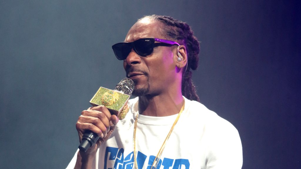 Snoop Dogg performs in concert during his 'The High Road Tour' at the BB&T Pavilion on Friday