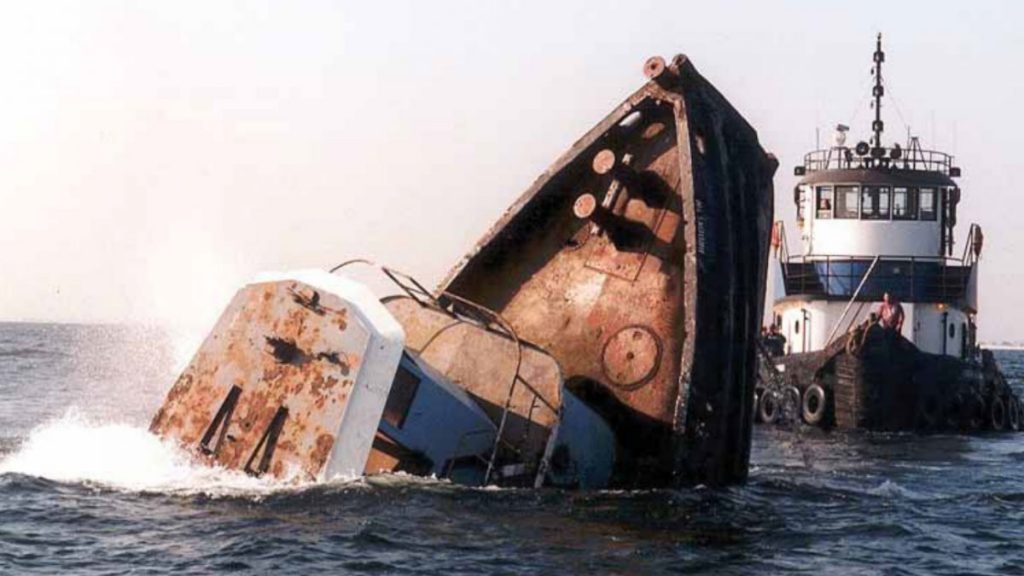 20161015-jshn-boat-1 The sinking of Joan LaRie III on the Axel Carlson Reef in 2005. (Photo: New Jersey Division of Fish & Wildlife)