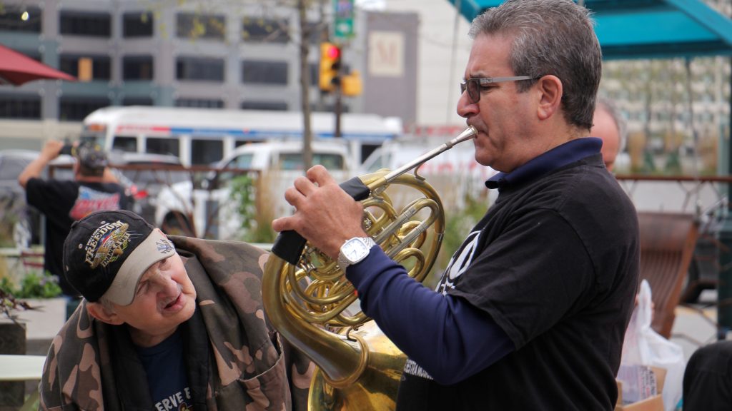 2jeffrey kirschen lead Alan Brown takes a close look at the instrument played by Jeffrey Kirschen, one of a quartet of horn players from the Philadelphia Orchestra. (Emma Lee/WHYY)