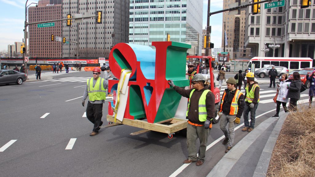 6-6 Workmen escort the statue onto 15th Street. (Emma Lee/WHYY)