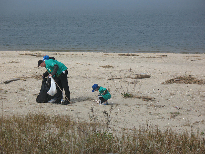 6960031822_80b5d52050_c Cleaning up Sandy Hook at the Spring 2012 Beach Sweeps. (Photo: Comcastdreambig via Flickr)