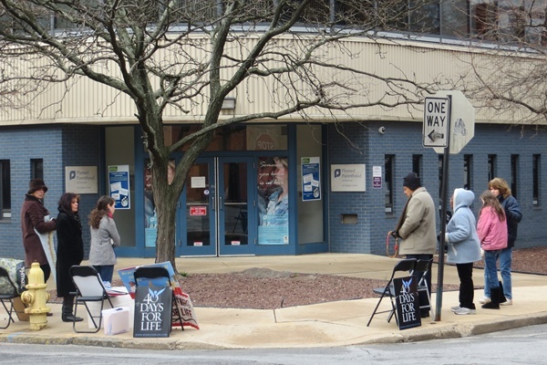  Abortion opponents stand outside Planned Parenthood's Wilmington office. (Mark Eichmann/WHYY) 