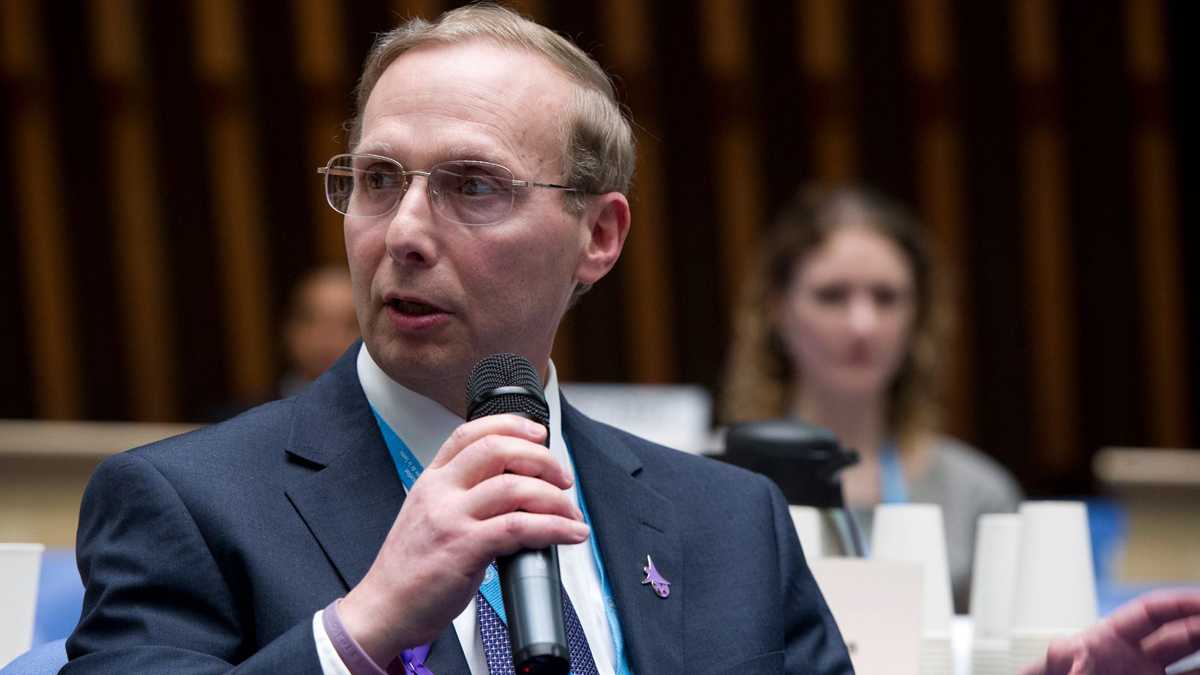  Michael Ellenbogen of Philadelphia speaks during an Alzheimer's Association event. Controversial comments have put him on the outs with the association and other groups, including the U.S. Department of Health and Human Services. (Image via The Michael Ellenbogen Movement's Facebook page)  
