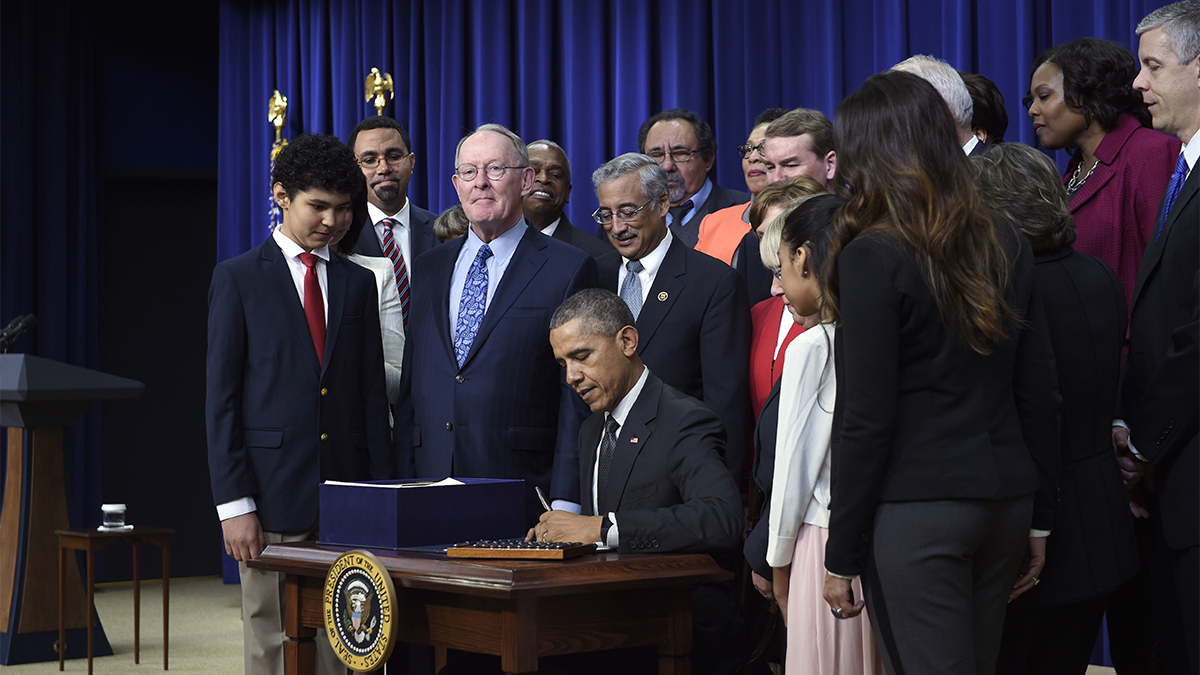  President Barack Obama signs the 