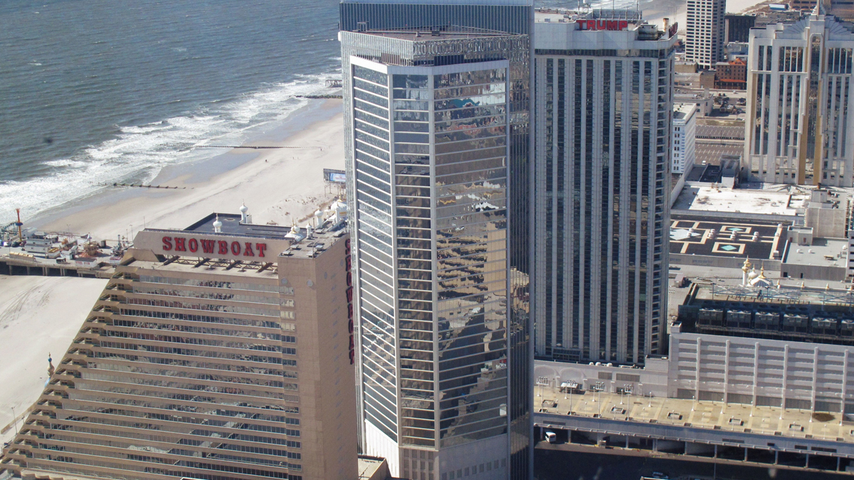  Despite the Showboat Casino and Hotel plan to close at the end of August due to what some analysts say is market saturation, four developers are still eager to build a casino in Philadelphia. (AP file photo/Wayne Parry) 