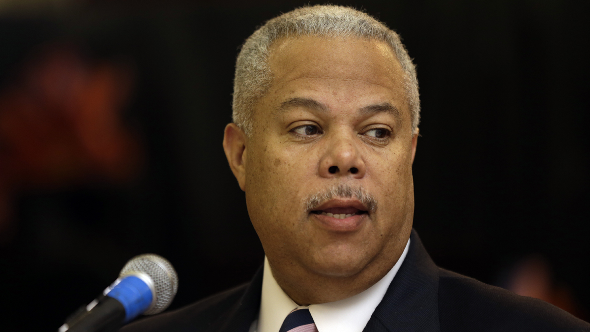  Philadelphia mayoral candidate  Anthony Williams lays out his plan for funding schools in Philadelphia. (Emma Lee/WHYY) 