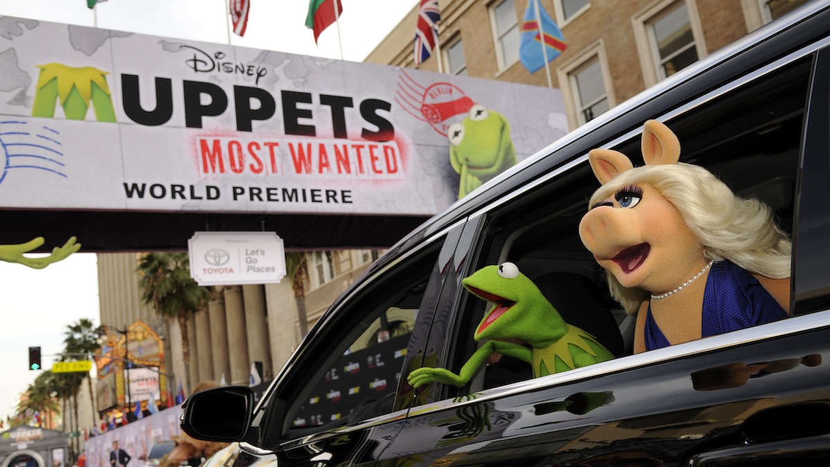  Kermit the Frog and Miss Piggy wave to the crowd as they arrive on the red carpet at the premiere of the film on Tuesday, March 11, 2014, in Los Angeles. (Photo by Chris Pizzello/Invision/AP) 