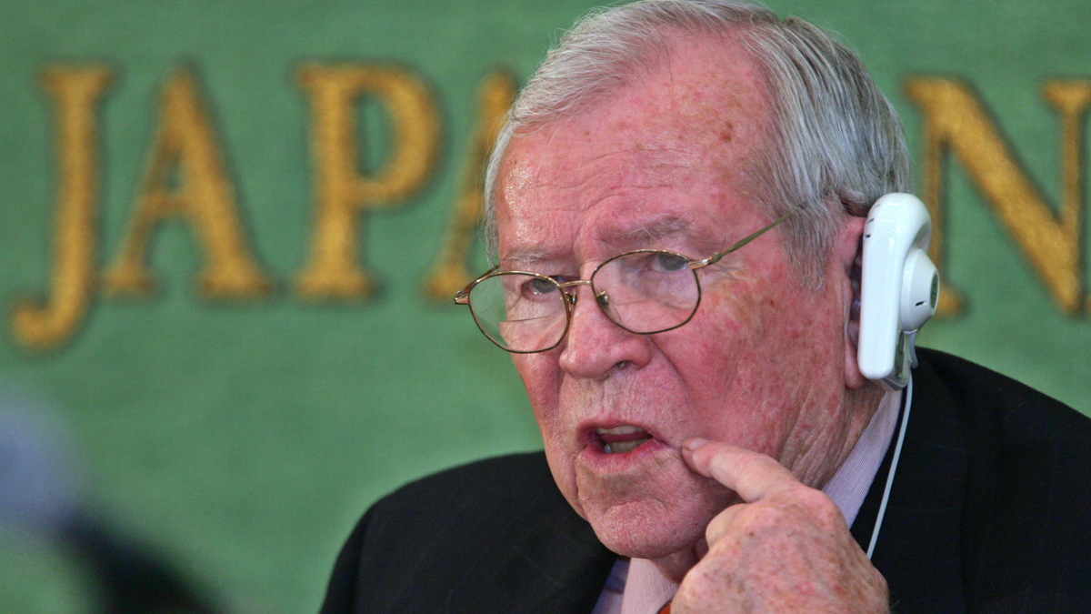  U.S. Ambassador to Japan Howard Baker answers a question during a press conference in Tokyo Tuesday, Dec. 14, 2004. (Itsuo Inouye/AP Photo) 