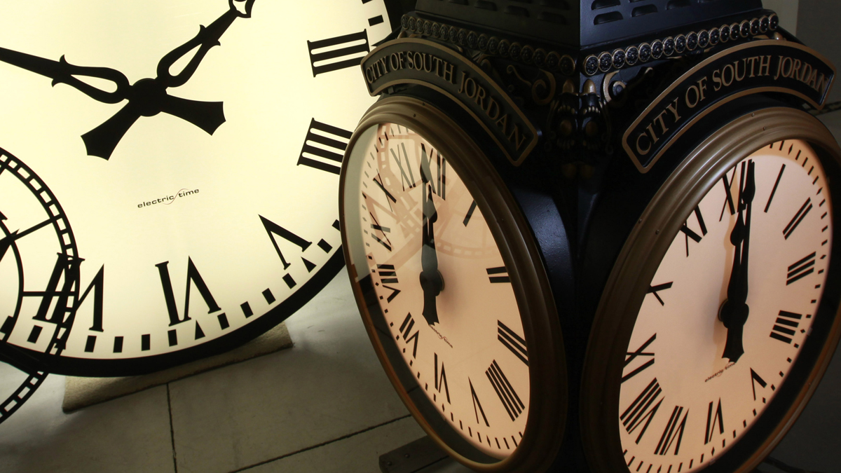  On Sunday morning, Nov. 3, 2013, beginning at 2 a.m. we 'fall back' to standard time (Elise Amendola/AP Photo, file) 