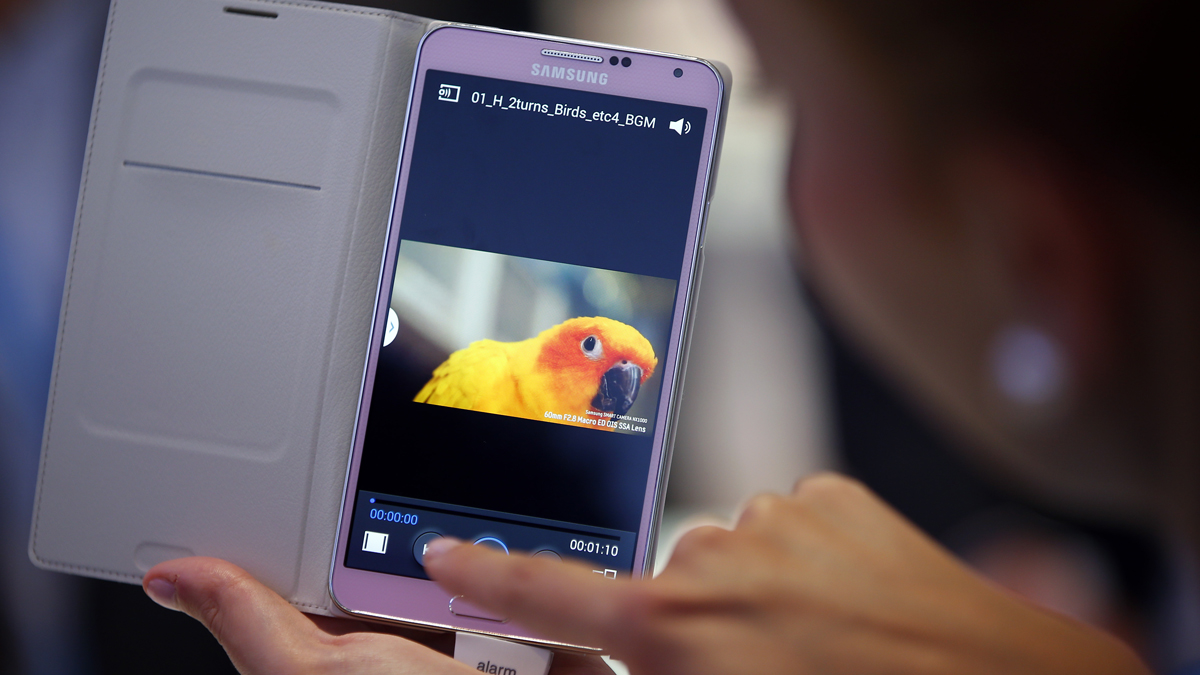  A woman uses a Samsung Galaxy Note 3 Smartphone (AP Photo/Michael Sohn) 