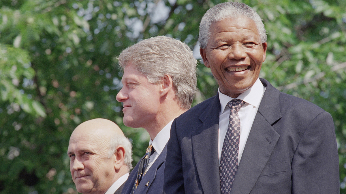  From left, F.W. de Klerk, President Bill Clinton, and Nelson Mandela appear at ceremonies honoring the two South African leaders with the Philadelphia Liberty Medal at Independence Hall in Philadelphia Sunday, July 4, 1993. (Greg Gibson/AP Photo) 