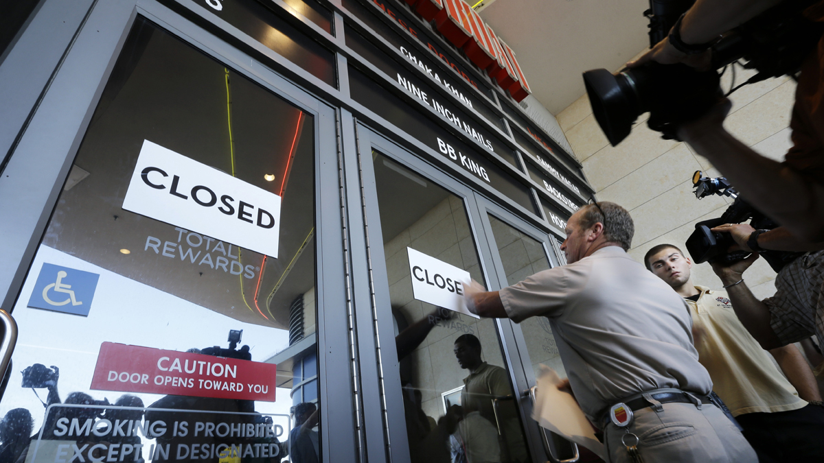  Workers put closed signs on the entrance of the Showboat Casino Hotel, Sunday, Aug. 31, 2014, in Atlantic City, N.J. The show is ending for the Showboat Casino Hotel in Atlantic City. The Mardi Gras-themed casino shut down Sunday after 27 years on the Boardwalk. (Mel Evans/AP Photo) 