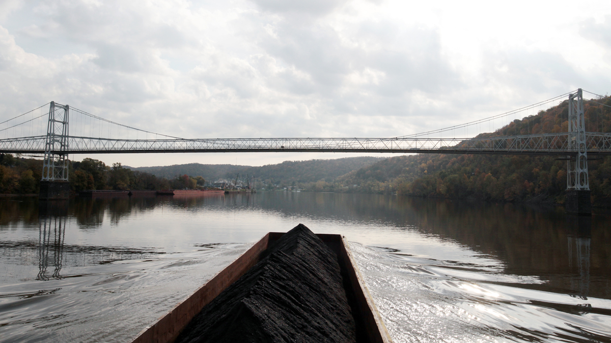  The D.L. Johnson and the coal barge it’s transporting approach the Newell Toll Bridge, which spans the Ohio River connecting Newell, W. Va. and East Liverpool, Ohio. (Ryan Loew/For Keystone Crossroads) 