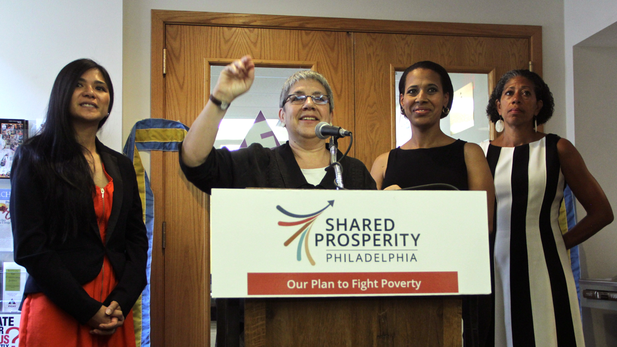  Eva Gladstein, executive director of the Mayor's Office of Community Empowerment, announces the opening of the BenePhilly Center on Locust Street. (Emma Lee/WHYY) 