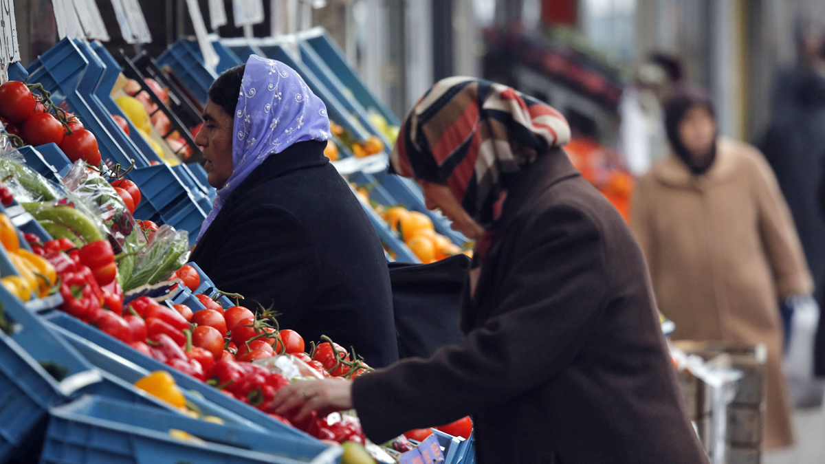  Women wearing head scarves buy fruit in a street in Duisburg, Germany. ( AP Photo/Frank Augstein) 