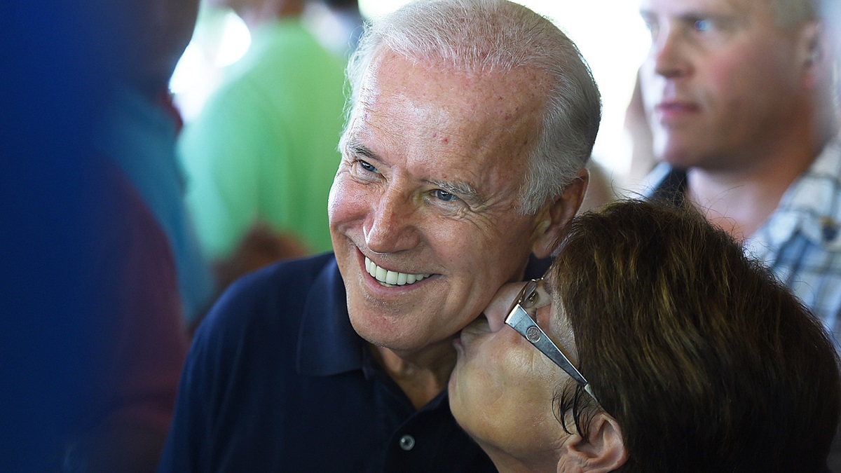  Vice President Biden with one of the many well-wishers in Sussex County. (Chuck Snyder for Newsworks) 