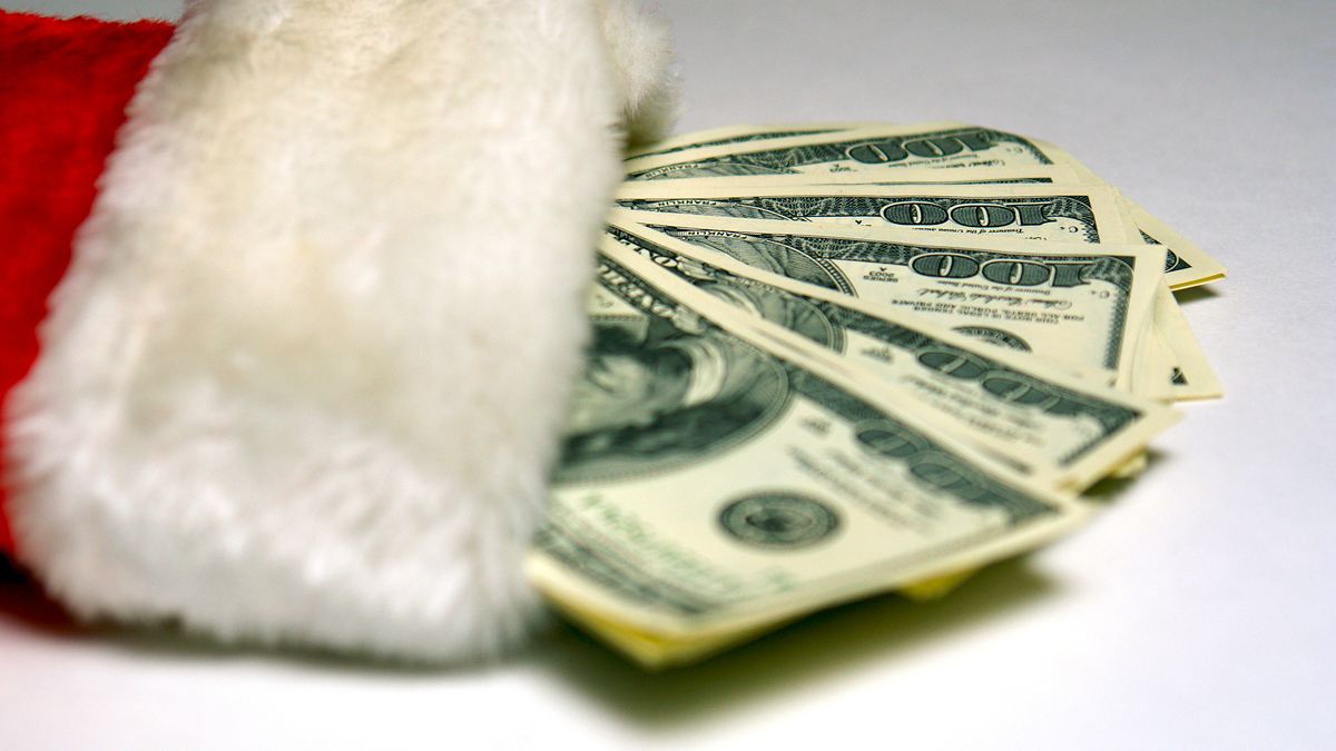 (<a href-='http://www.bigstockphoto.com/image-2481535/stock-photo-santa-cash'>SuzyM</a>/Big Stock Photo)
