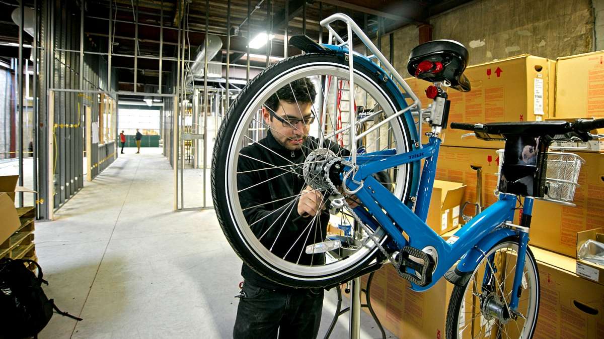 Avid cyclist and head mechanic Jake Siemiarowski. (Bastiaan Slabbers/for NewsWorks)