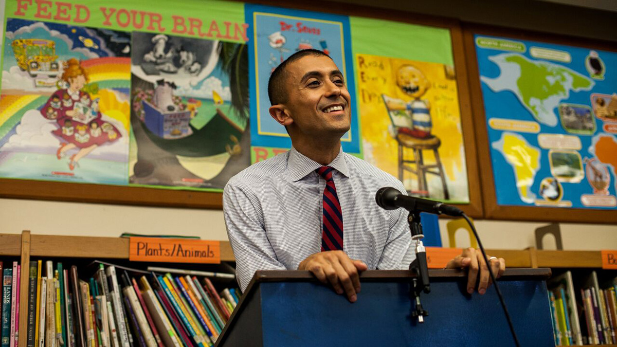  Camden Schools Superintendent Paymon Rouhanifard leads a meeting at Cooper's Poynt Elementary School in North Camden to gather input from parents on the district's direction. (Brad Larrison/for NewsWorks)   