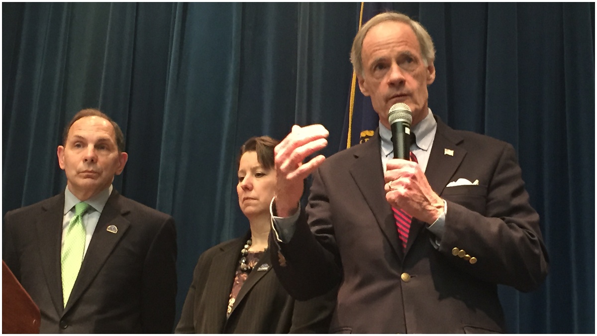  Sen.Tom Carper,D-Del.(right) leads discussion with VA Sec.Robert McDonald. (Nichelle Polston/WHYY) 