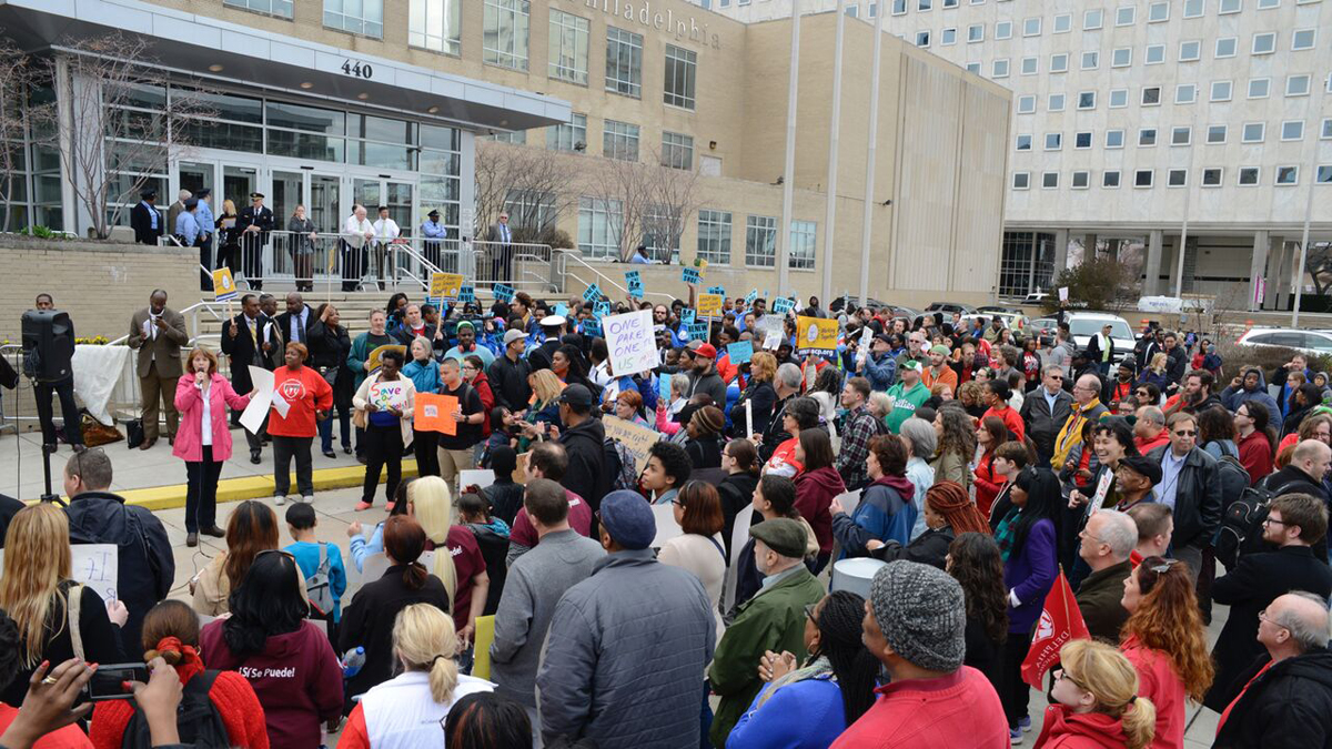 The crowd strains to listen to a speaker Thursday evening outside the Philadelphia School District administration building. (Bastiaan Slabbers/ for NewsWorks)