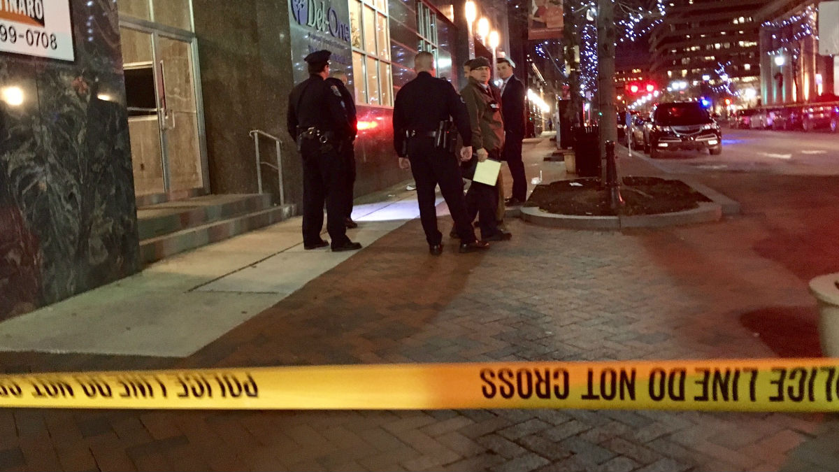 Wilmington Police investigate a homicide at the intersection of 9th and Market streets in downtown Wilmington Wednesday night. (John Jankowski/for NewsWorks)