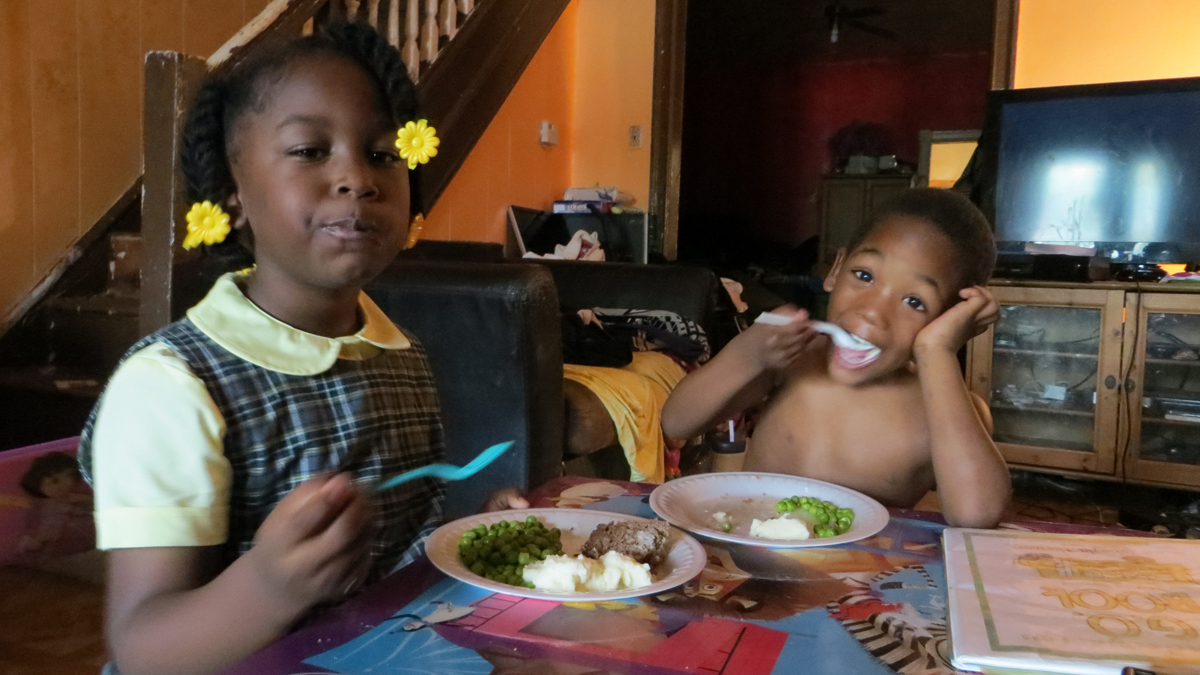Shayla and Micah Norman enjoy a healthy meal at home in West Philly. (Taunya English/for The Pulse)
