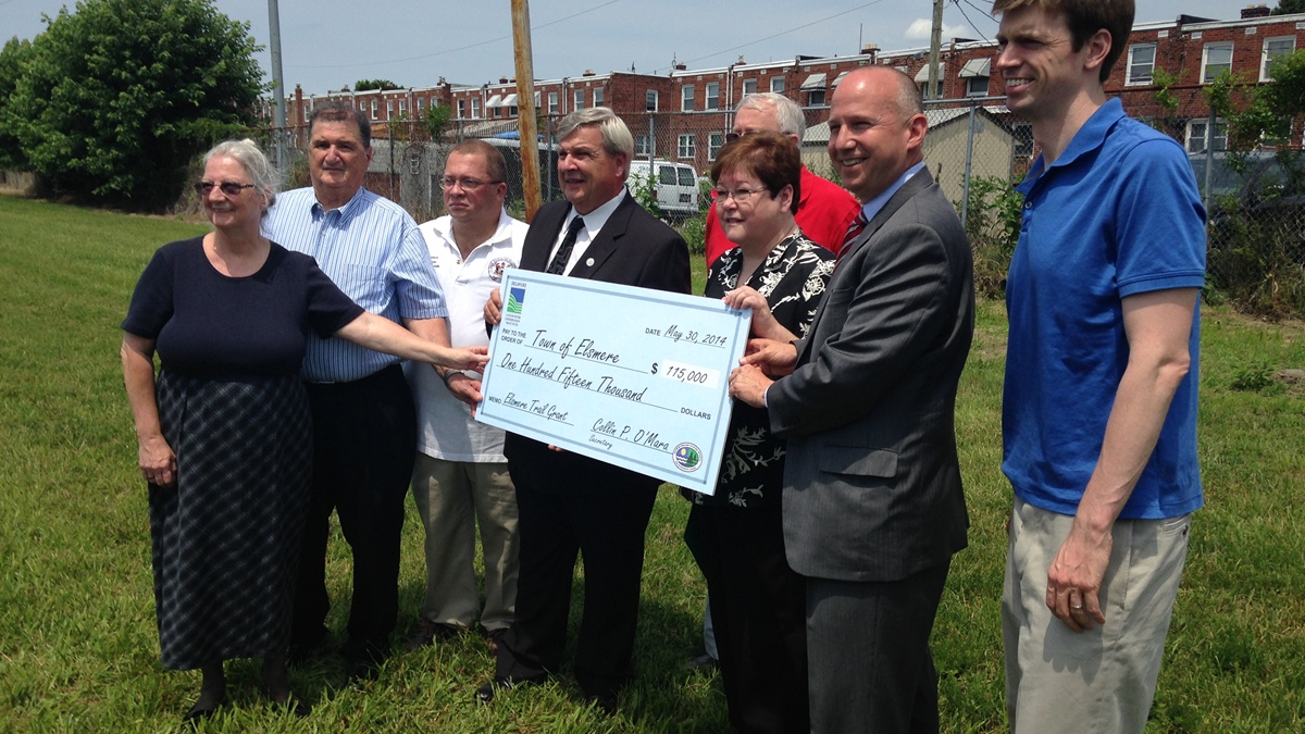  Elsmere town officials join Sen. Patricia Blevins, Gov. Jack Markell and DNREC Secretary Collin O'Mara for a check presentation (Shana O'Malley/for NewsWorks) 