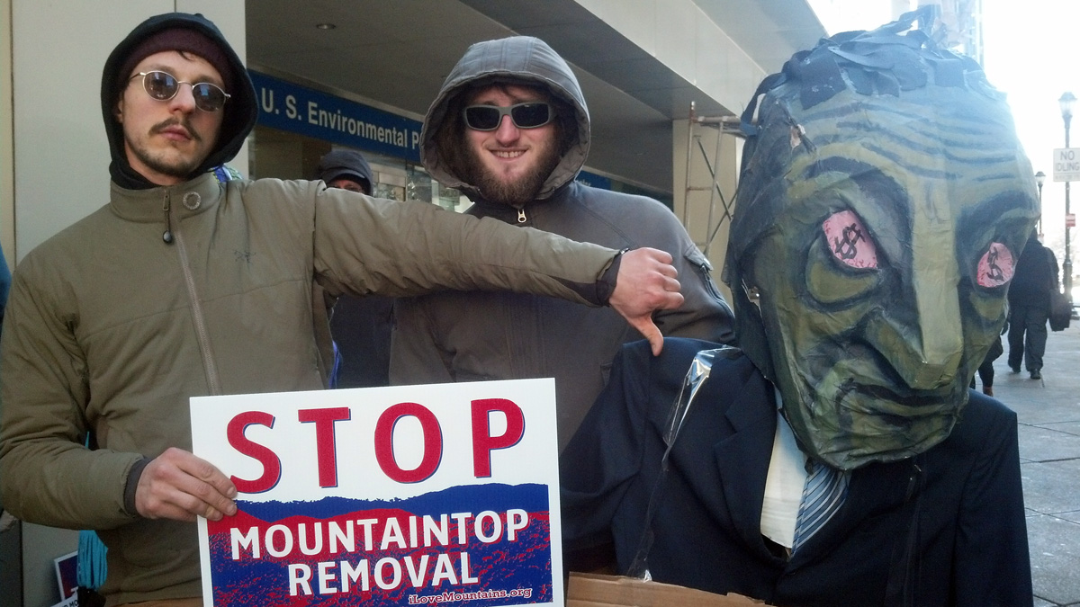  Dozens of environmentalists gathered at the EPA office in Philadelphia on Wednesday to push for greater enforcement of the Clean Water Act. (Jessica McDonald/for WHYY) 