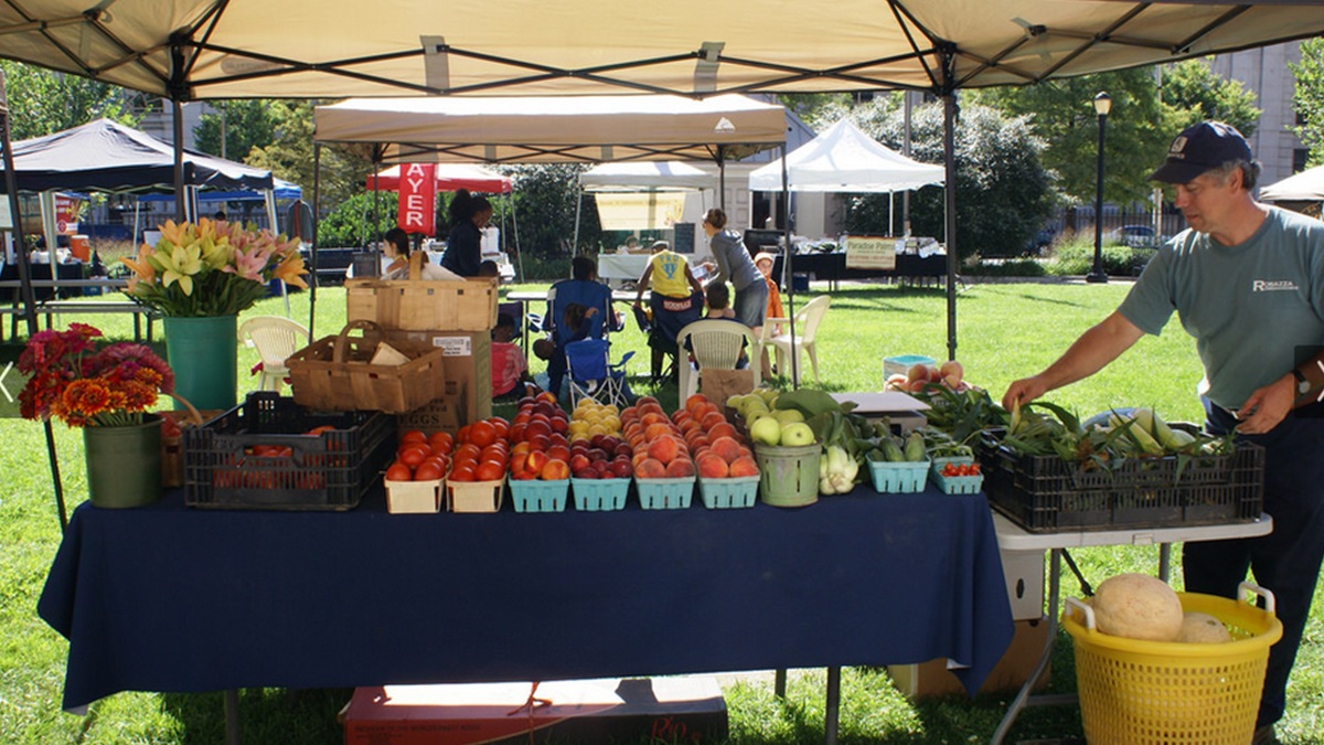  Farmers' Market in Wilmington (photo courtesy DE Dept. of Ag.) 