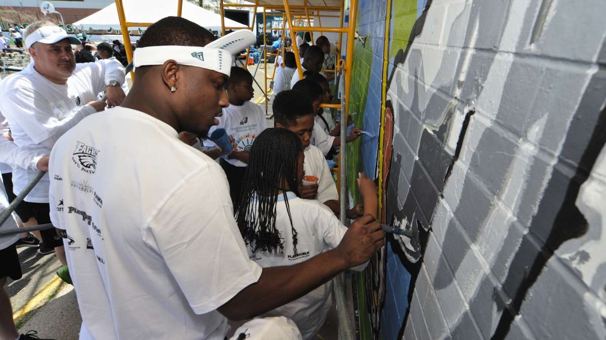  LeSean McCoy was among the Eagles who turned out for the 'Playground Build' event at Prince Hall Elementary School in Northwest Philadelphia on Monday. (Bas Slabbers/for NewsWorks) 