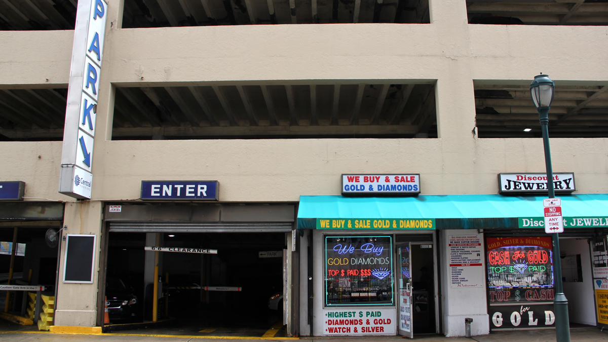  The parking garage at 8th and Chestnut streets where the abduction occurred has few security cameras inside. (Emma Lee/WHYY) 