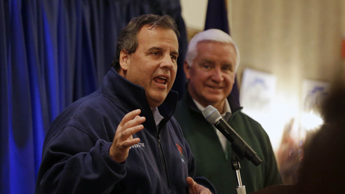  New Jersey Gov. Chris Christie urges Republicans to work for Pa. Gov. Tom Corbett at a Bucks County rally. (Mel Evans/AP) 