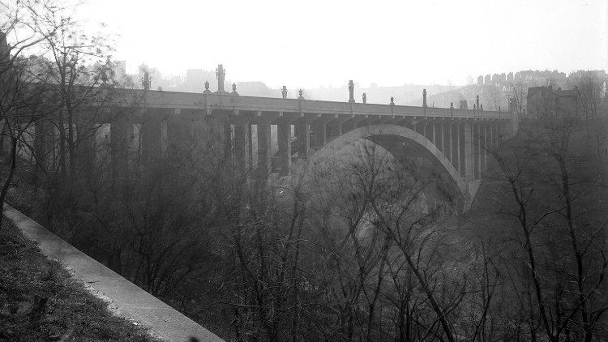  The Greenfield Bridge was exemplary of the City Beautiful architectural movement in the early 20th century. (Photo courtesy of Pittsburgh City Photographer Collection, 1901-2002, AIS.1971.05 Archives Service Center, University of Pittsburgh) 