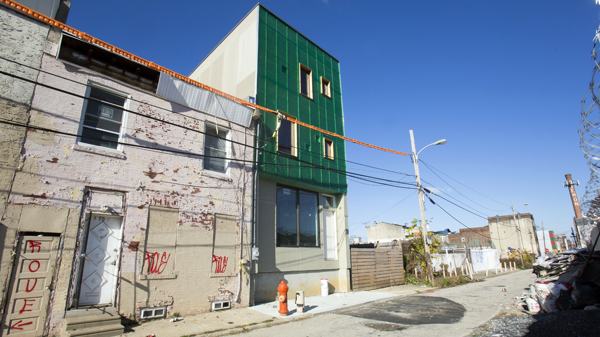  New construction next to an older rowhome on a Philadelphia block. (Photo by Jessica Kourkounis for Keystone Crossroads) 