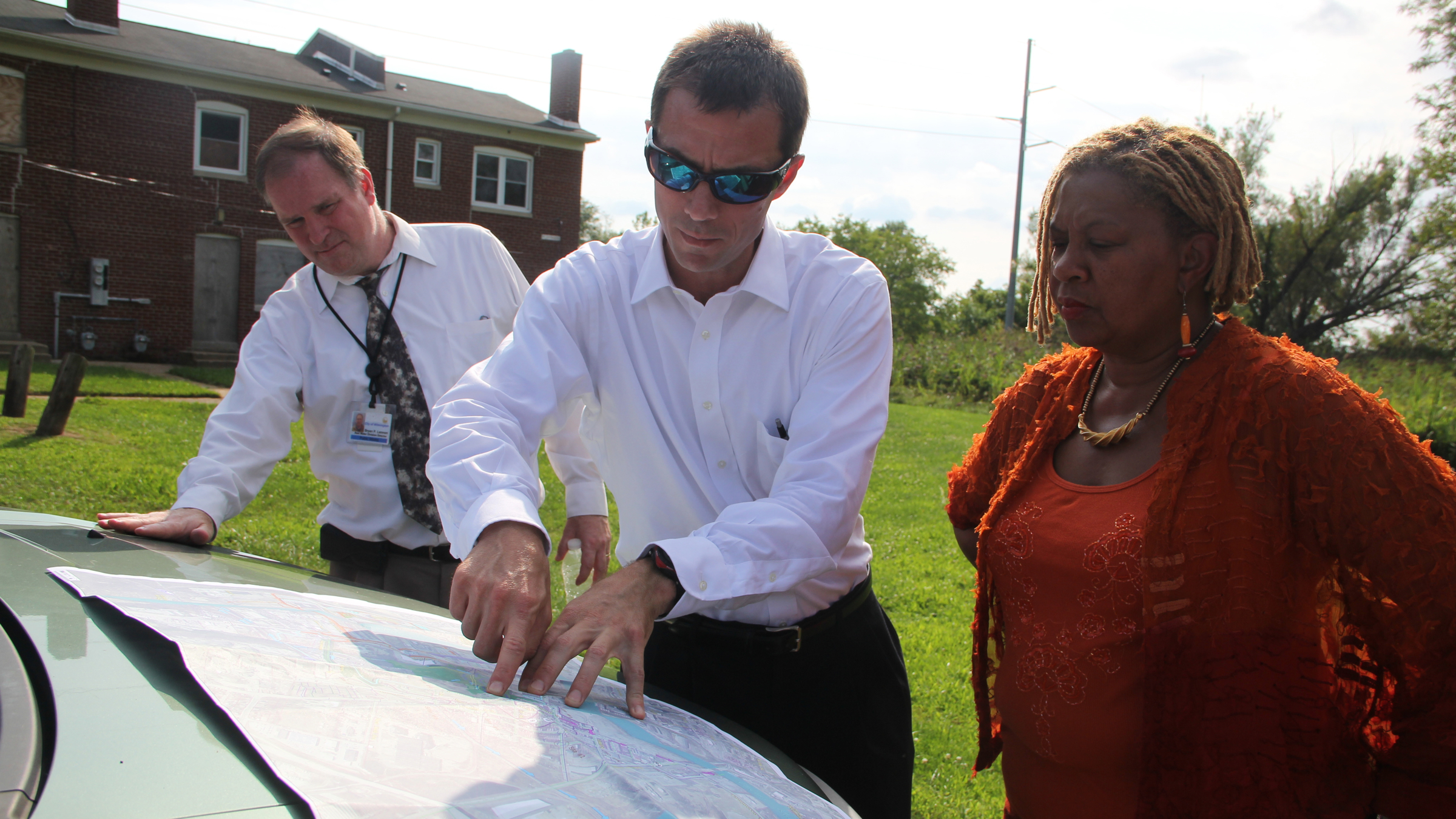 Deputy Director of Economic Development Jeff Flynn describes the city's plan for flood control to Wilmington Councilwoman Hanifa Shabazz. (Emma Lee/WHYY)