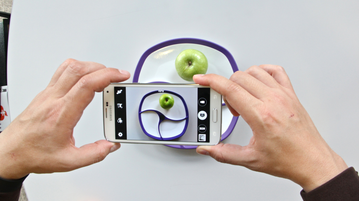 Anthony Ortiz shows off how SmartPlate uses image recognition technology to identify food. (Emma Lee for The Pulse)