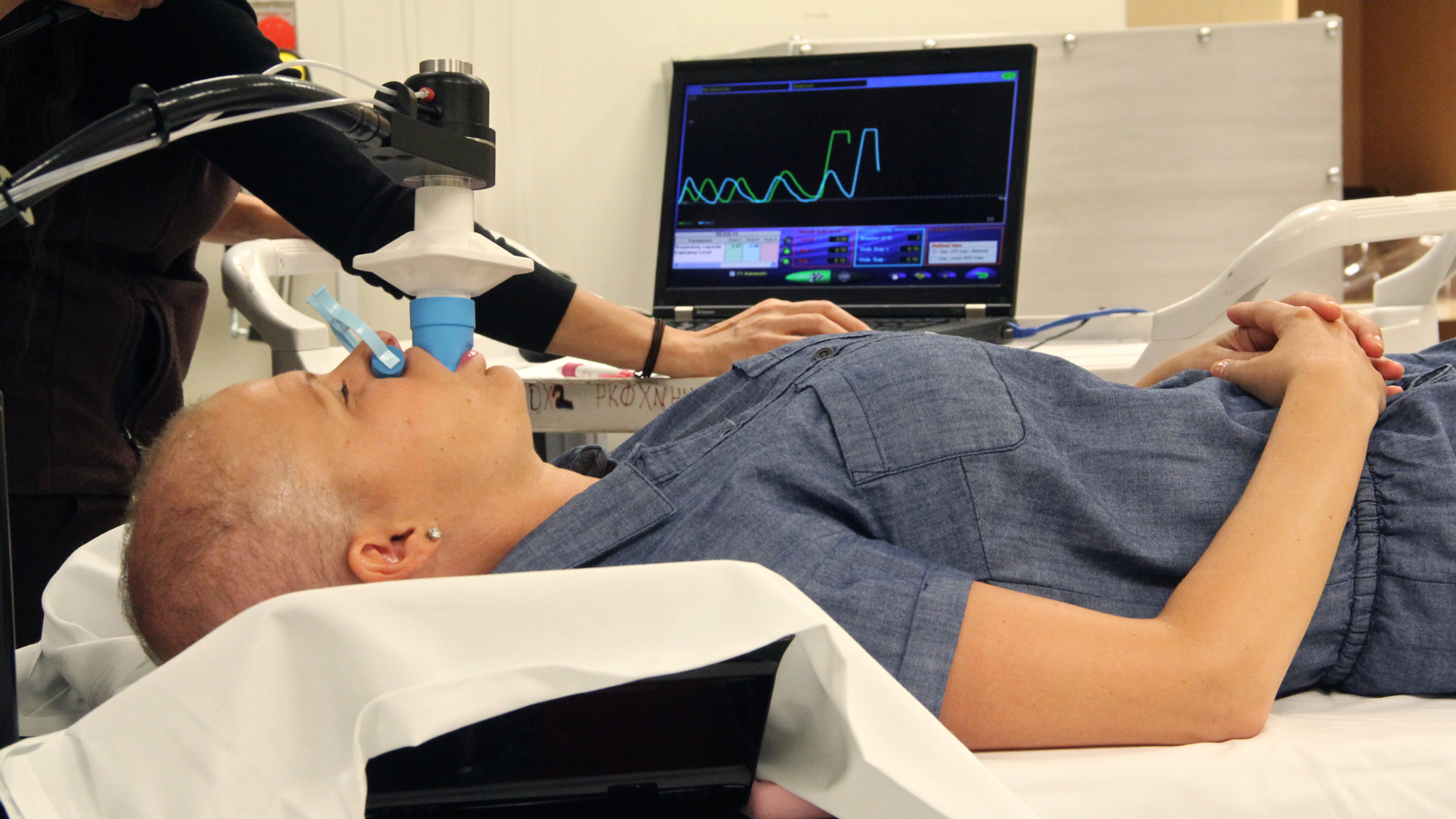 Shannon McMahon learns how to hold her breath in order to minimize damage to her heart during radiation therapy. (Emma Lee/WHYY)