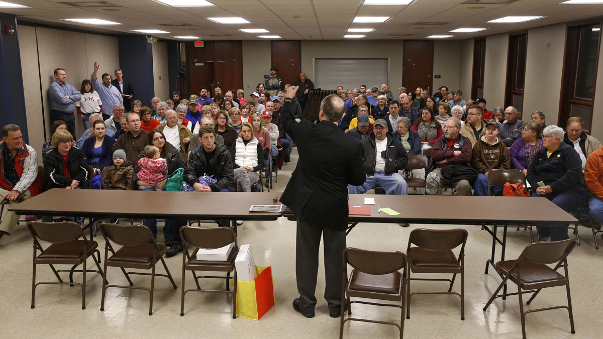  Precinct chair John Anderson, center, directs voters before a Republican party caucus in Nevada, Iowa, Monday, Feb. 1, 2016. (AP Photo/Patrick Semansky) 