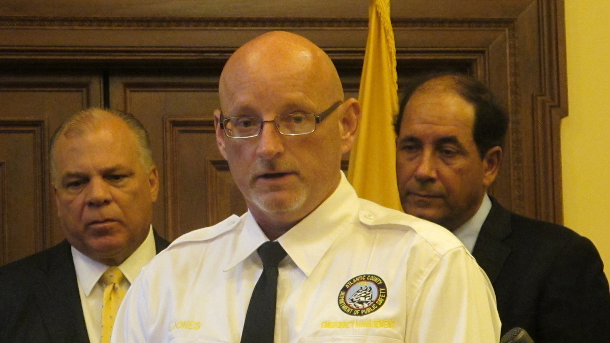 Vince Jones with Atlantic County Emergency Management thanks New Jersey senators for proposing the measure. (Phil Gregory/WHYY)