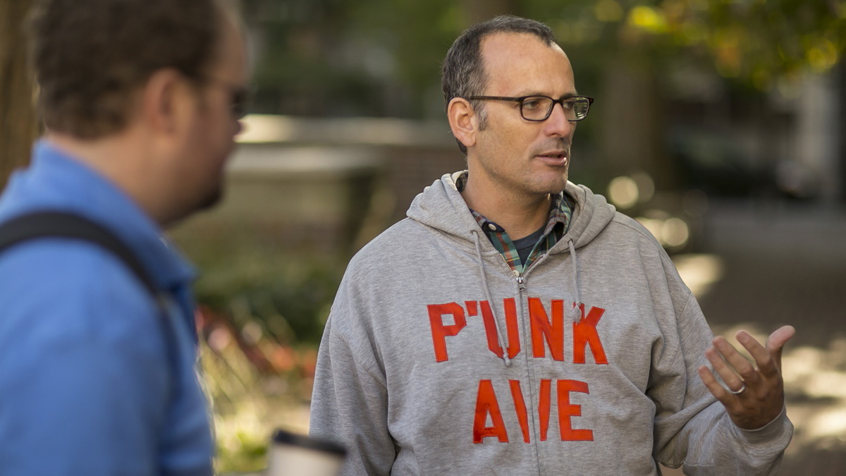  Geoff DiMasi chats with Junto Retreat participants. (Image courtesy of Kevin Monko Photography) 