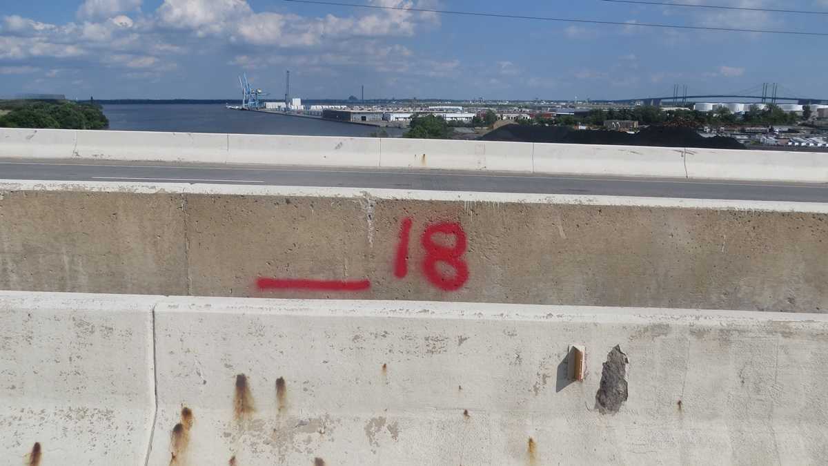  The southbound section of the I-495 bridge seen here about 18 inches lower than the northbound lanes. (John Mussoni/WHYY) 